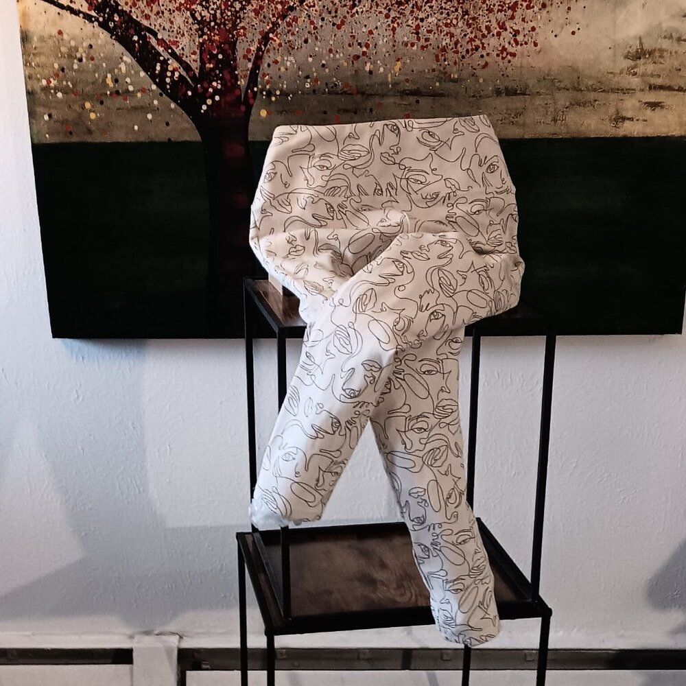 GRAPHIC CREAM & BLACK LEGGINGS, SMALL, POLY.